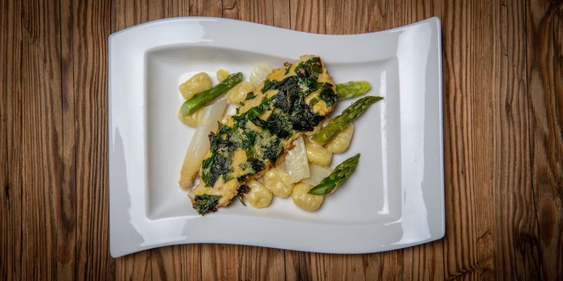 Jobi-Saiblingsfilet in Bärlauch Brösel mit Spargel -Erdäpfel-Nockerl